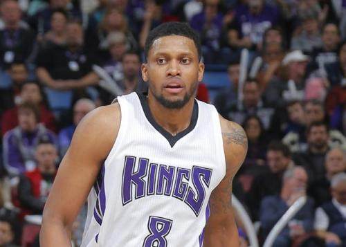 篮球篮网球员训练中展现高命中率