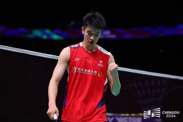 调皮二娃上线，穆勒庆祝夺冠时和25号队友高尔德顶牛假装受伤